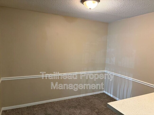 Foto del edificio - 5801 Woodson Dr