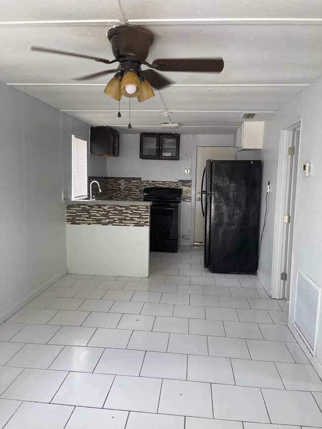 Building Photo - 2 bedroom, 1 bathroom House in Deland