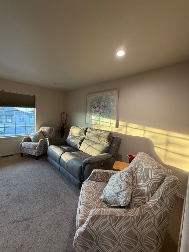 Building Photo - Single Family Home available in Quiet neighborhood.