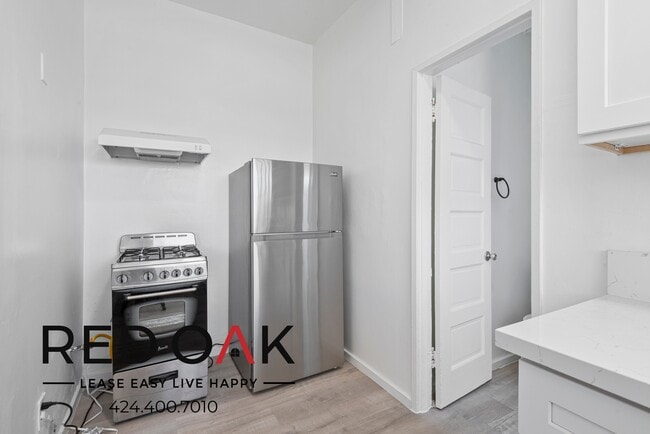 Building Photo - 2 Weeks Free Move-in Special! Bright and C...