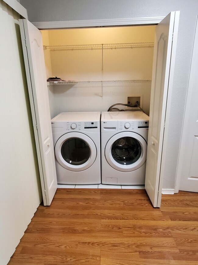 Lavadora y secadora de tamaño estándar - 1256 Standridge Dr