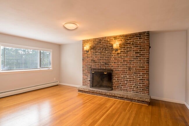 Building Photo - 242 Pleasant St