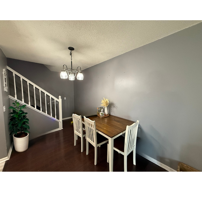 Building Photo - Updated 2 Bed, 2.5 Bath Apple Valley Townh...
