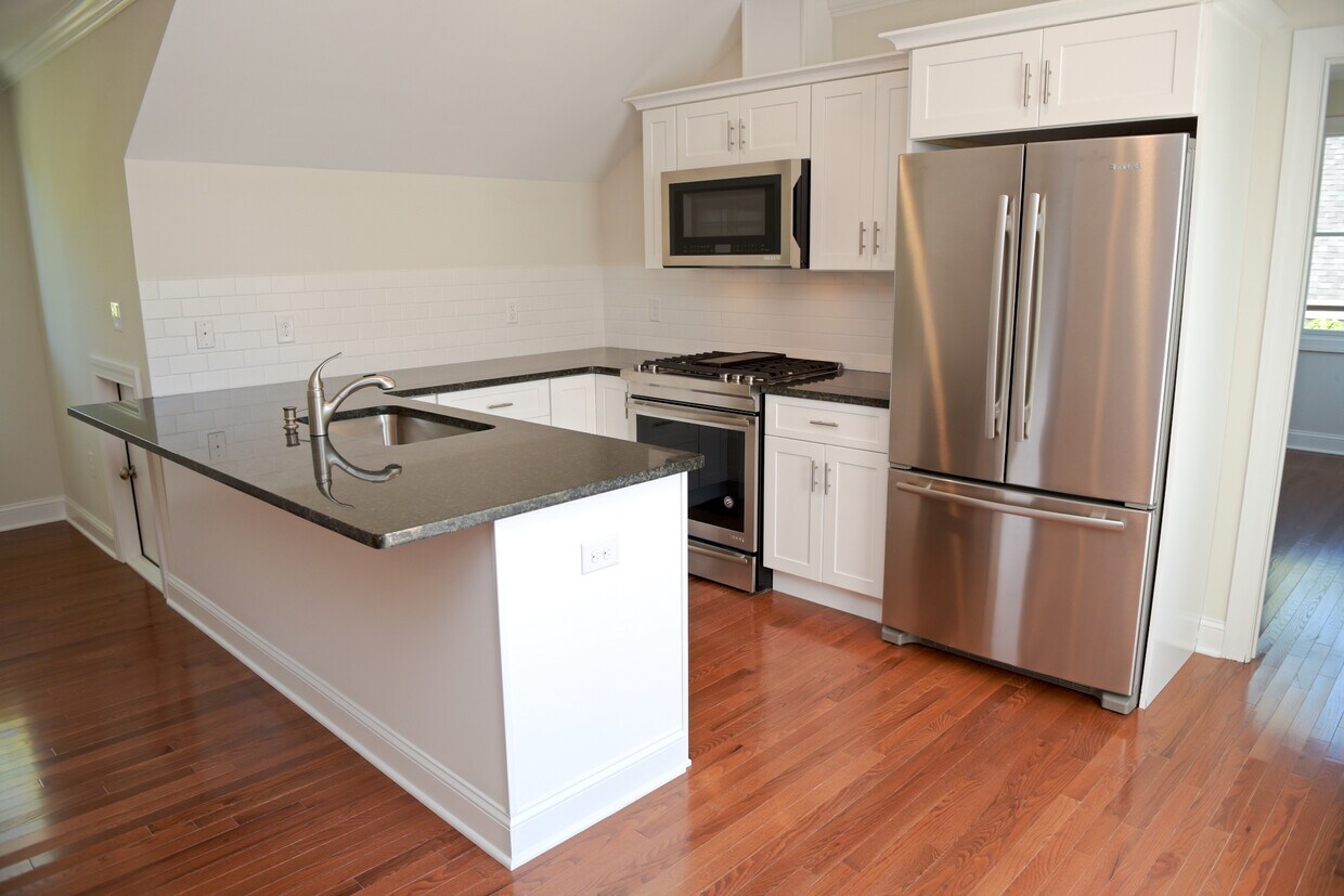 Kitchen - 205 Nassau St