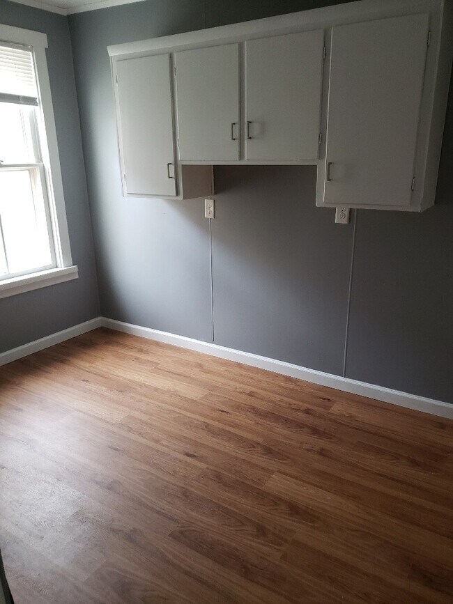 Foto del edificio - One Bedroom One Bath Duplex , Tenant only ...