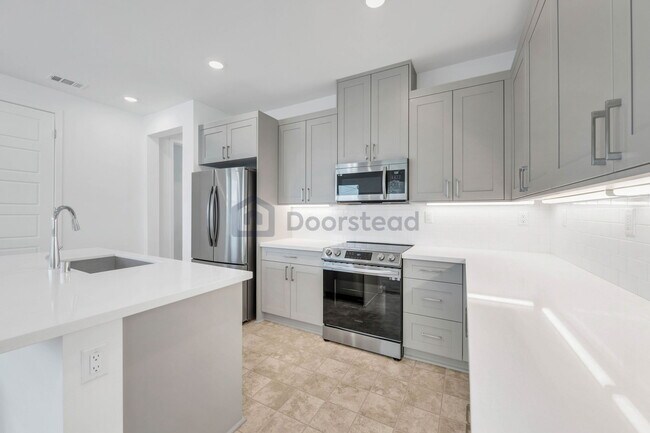 Building Photo - 1600 Plaza del Amo