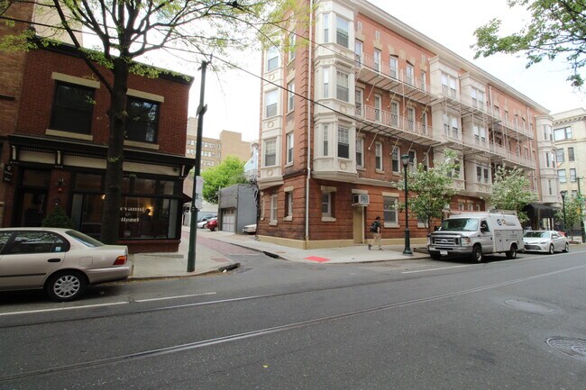 Building Photo - 302 S 12th St