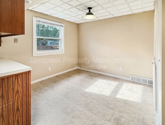 Building Photo - 144 N Elm St