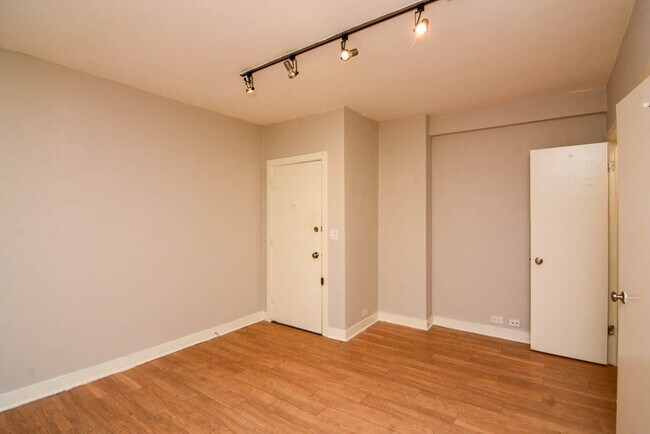 Foto del edificio - 511 W Belmont Ave