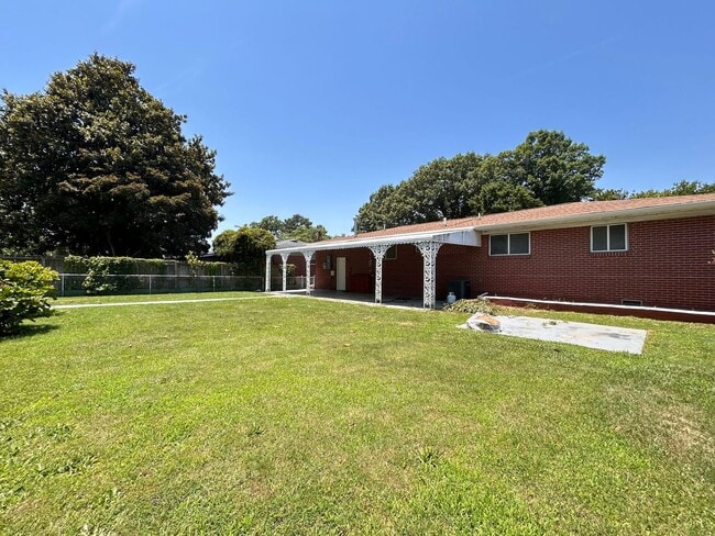 Building Photo - Charming 3-Bedroom Home with Bonus Room & ...
