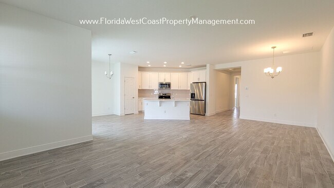 Foto del edificio - SPACIOUS 3 BEDROOM HOME! LARGE FENCED YARD...
