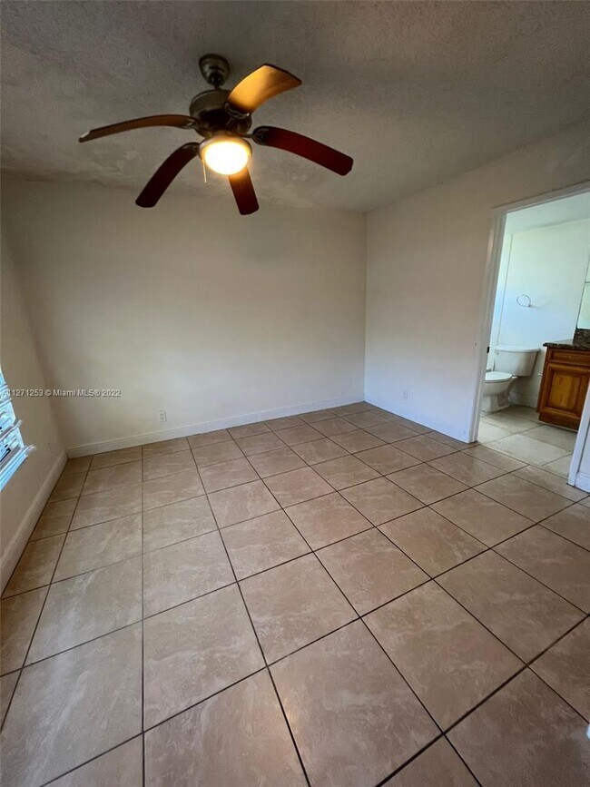 Building Photo - 1504 Lake Crystal Dr
