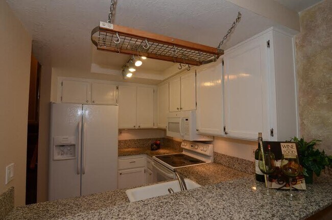 Building Photo - 990 La Barbera Dr