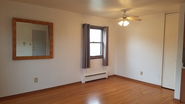 Building Photo - 1022 Arkwright St N