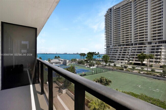 Foto del edificio - 600 NE 36th St