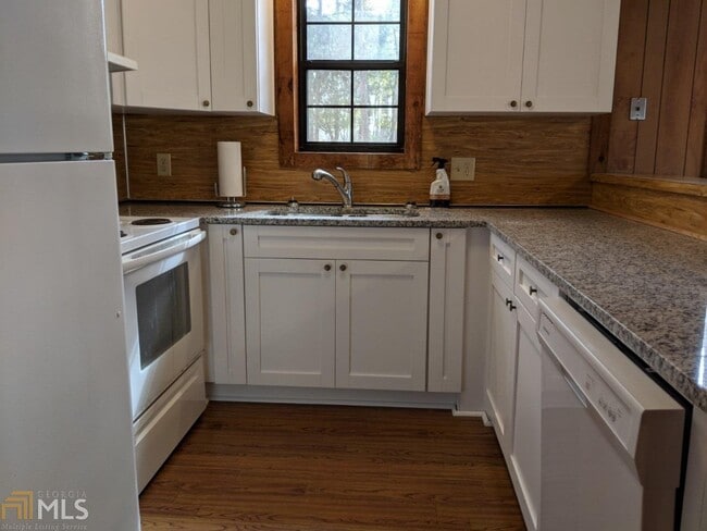 Foto del edificio - 6618 Lanier Islands Pkwy