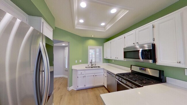 Building Photo - Must See 2 Bedroom 2.5 Bathroom Condo in L...