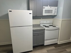 Building Photo - 4 Church St