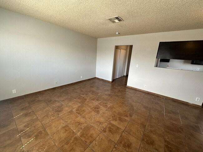 Foto del edificio - **TWO WEEKS FREE RENT!! ACCEPTS SECTION 8!!** Spacious second floor apartment with large living r...