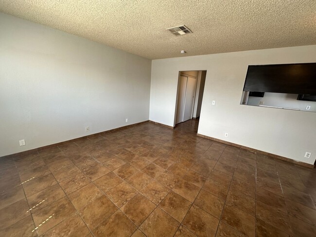Building Photo - **TWO WEEKS FREE RENT!! ACCEPTS SECTION 8!!** Spacious second floor apartment with large living r...