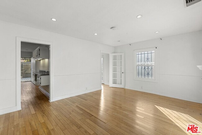 Foto del edificio - 7560 Willoughby Ave