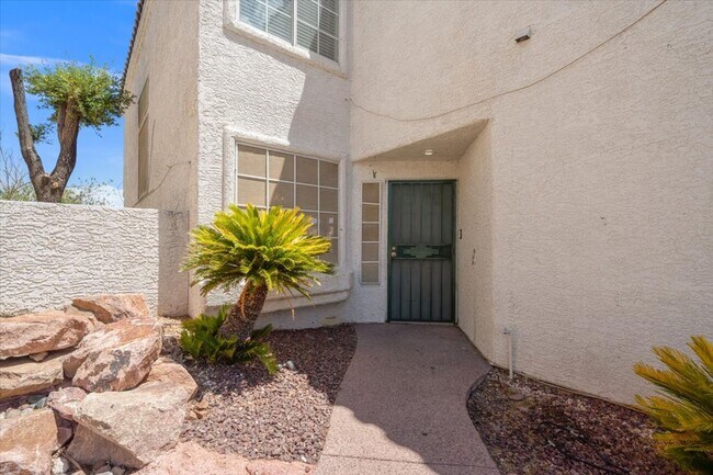 Building Photo - Bright & Spacious 3Bd Home with Vaulted Ceilings & Outdoor Kitchen
