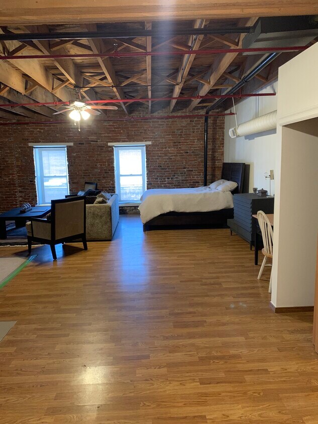 Foto principal - 116 W 3rd St
