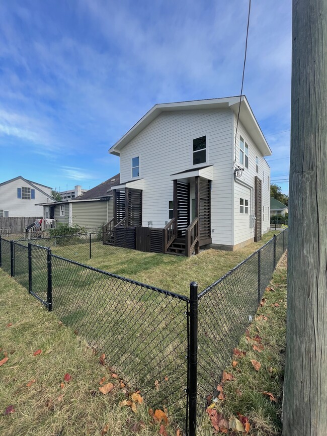 Building Photo - 1124 Garfield St