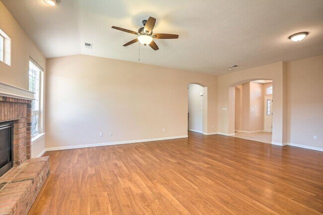 Building Photo - Amazing Three Bedroom in Four Hills!!