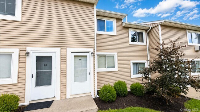 Building Photo - 5 Fishkill Glen Dr