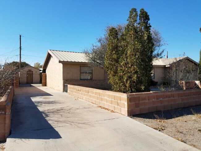 Foto del edificio - Beautifully Updated 3 Bedroom House ready for you make it Home!