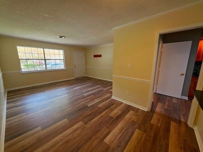 Foto del edificio - Nicely updated 3 bedroom, 2 bath home with 1-car garage