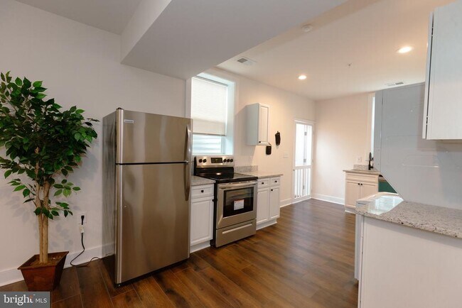Foto del edificio - 5705 Crestwood Pl
