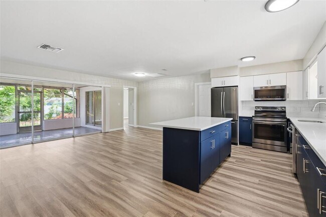 Foto del edificio - 2465 Brentwood Dr
