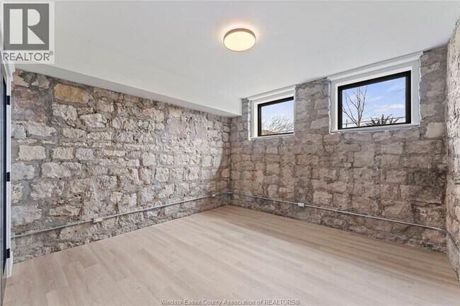 Building Photo - 247 Brock St