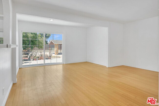 Foto del edificio - 8333 Glencrest Dr
