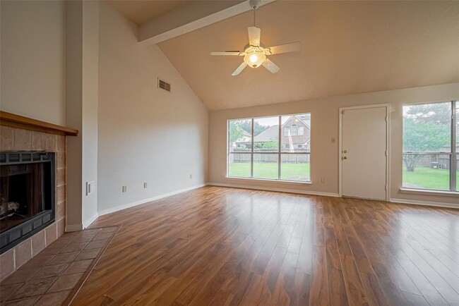 Building Photo - 3007 Cloverdale Dr
