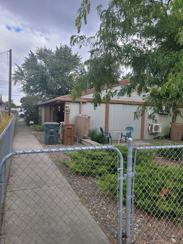 Primary Photo - Warwick Duplex