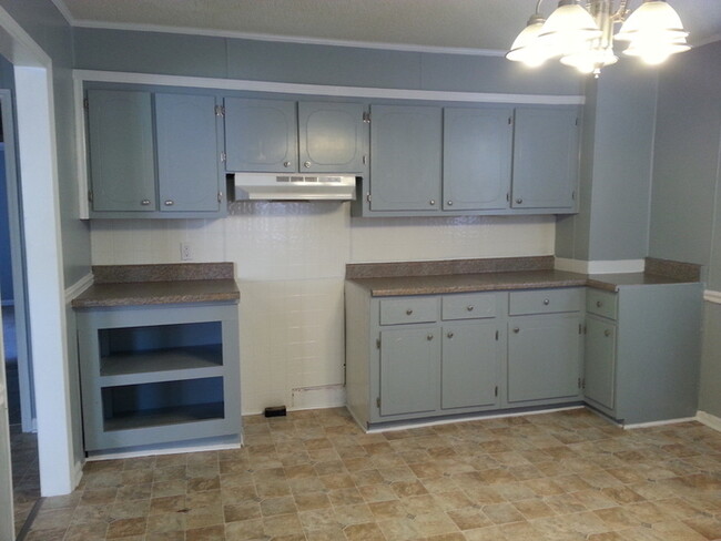 Building Photo - Beautiful 3 B/R, 1 Bath For Rent!