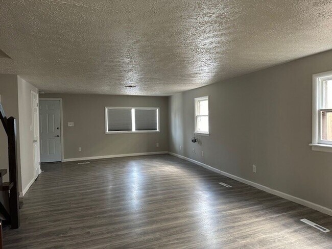 Foto del edificio - Introducing a charming 3-bedroom, 1.5-bath...