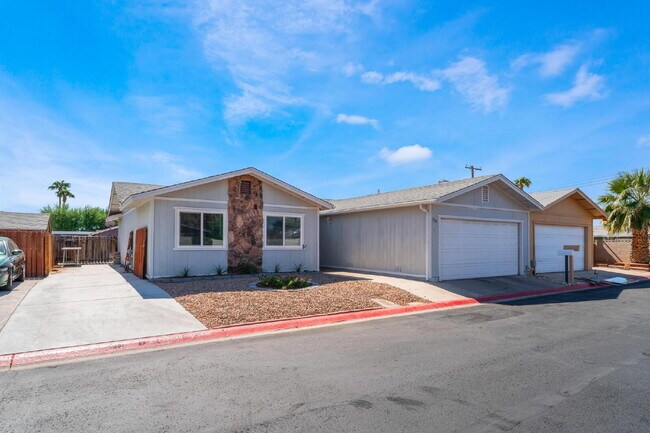 Foto del edificio - "Charming 3-Bed Oasis with 2 Full Baths in Vibrant Las Vegas - 1315 Sq Ft of Comfort!"