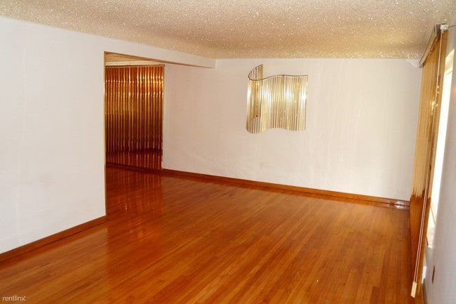 Building Photo - 23080 Wildwood St