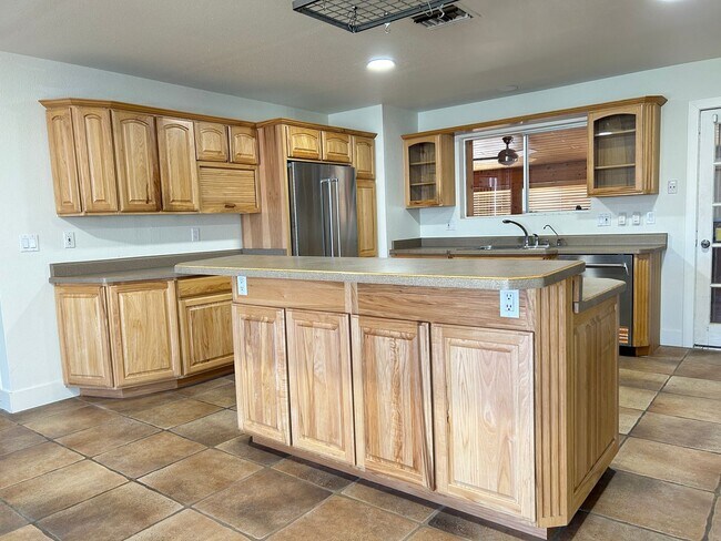 Foto del edificio - Stunning Remodel, 2 Bed 2 Bath Home with Pool Service!