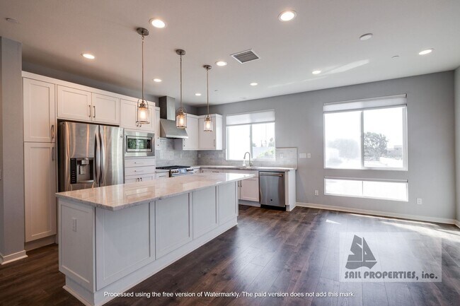 Building Photo - Modern 3 Story Home in Costa Mesa!
