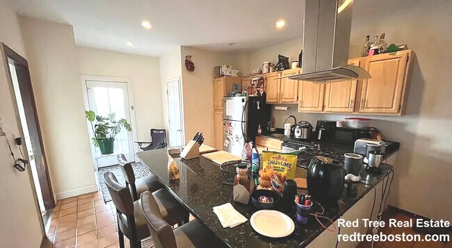 Foto del edificio - 64 Fisher Ave