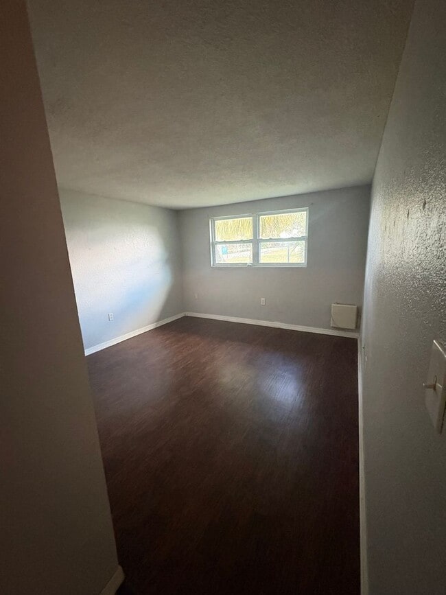 Building Photo - 2 bedroom / 1 bath available now!