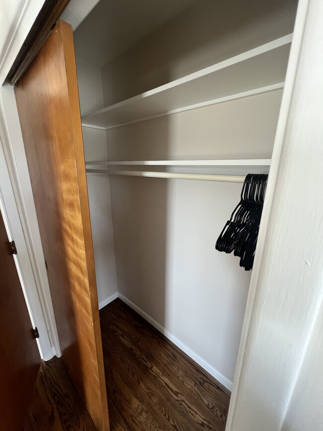 Armario del dormitorio 1 - 4929 Kelsch Ln