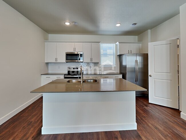 Building Photo - 11033 S Blue Bayou Dr