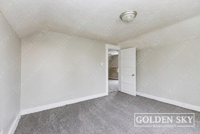 Foto del edificio - 421 W 9th St