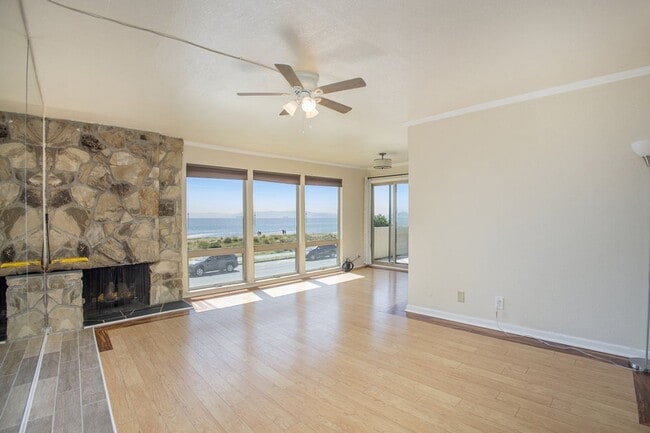 Building Photo - 1825 Shoreline Drive #202 - 2 bedroom | 2 ...